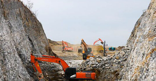 成贵铁路13标段土石方开挖工程完成近半,土石方,铁路工程.